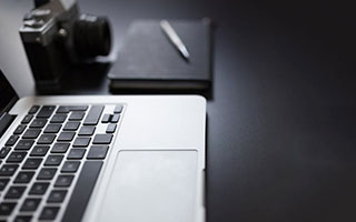 爱游戏体育官方网站-_绿茵场上的高科技：新型场地和设备助力赛事_，绿茵场的照片